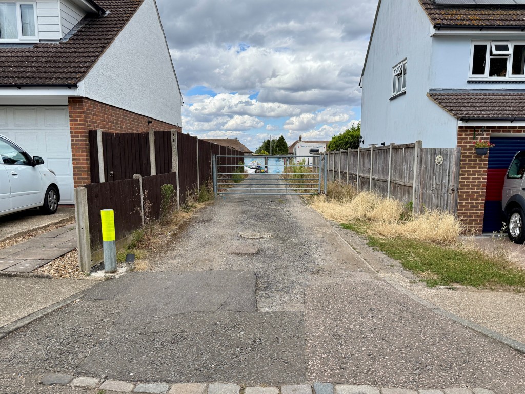 Lot: 211 - FREEHOLD SITE COMPRISING 22 LOCK-UP GARAGES AND PARKING SPACES - Gated access
